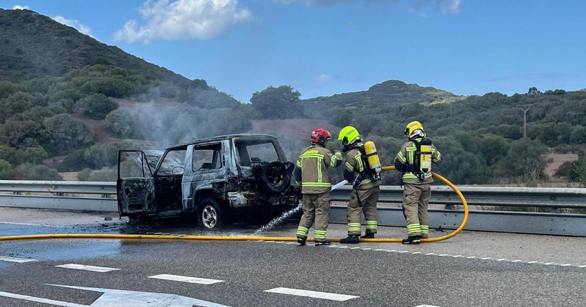 Cortan la carretera general para apagar el incendio de un vehículo en Ferreries