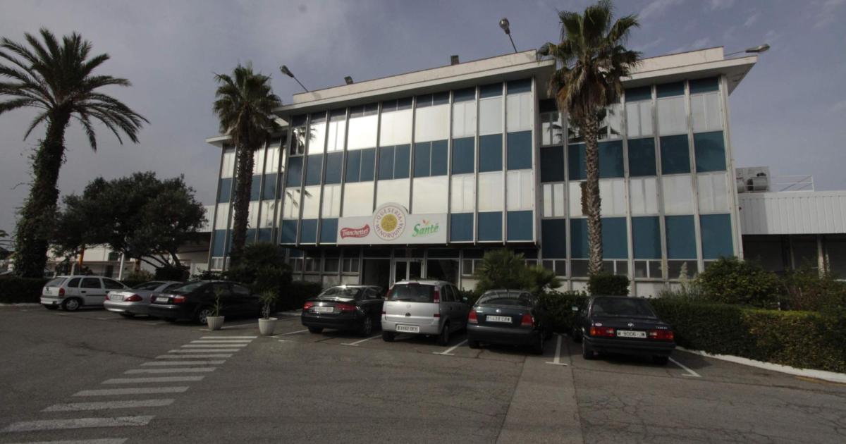 Un joven de 21 años, grave en la UCI tras electrocutarse mientras trabajaba en el polígono de Maó