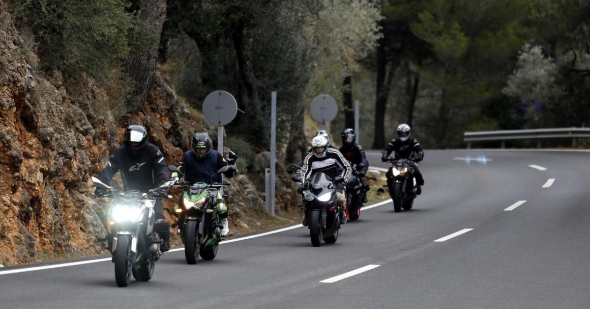 La DGT flexibiliza la colocación de las placas: cambios importantes para los conductores de motocicletas y ciclomotores