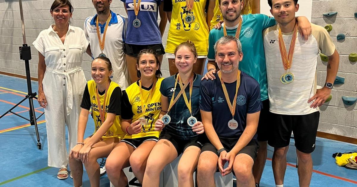 Badminton in Menorca: 50 Players Compete