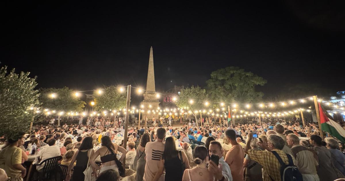 La plaza de Es Born de Ciutadella se llena en su primer 'sopar a la fresca' tras su peatonalización