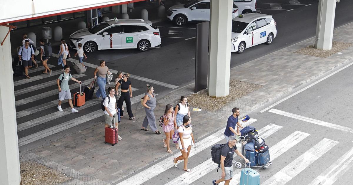 Las compañías ofrecen más vuelos que nunca para volar a Menorca en el tramo final de temporada