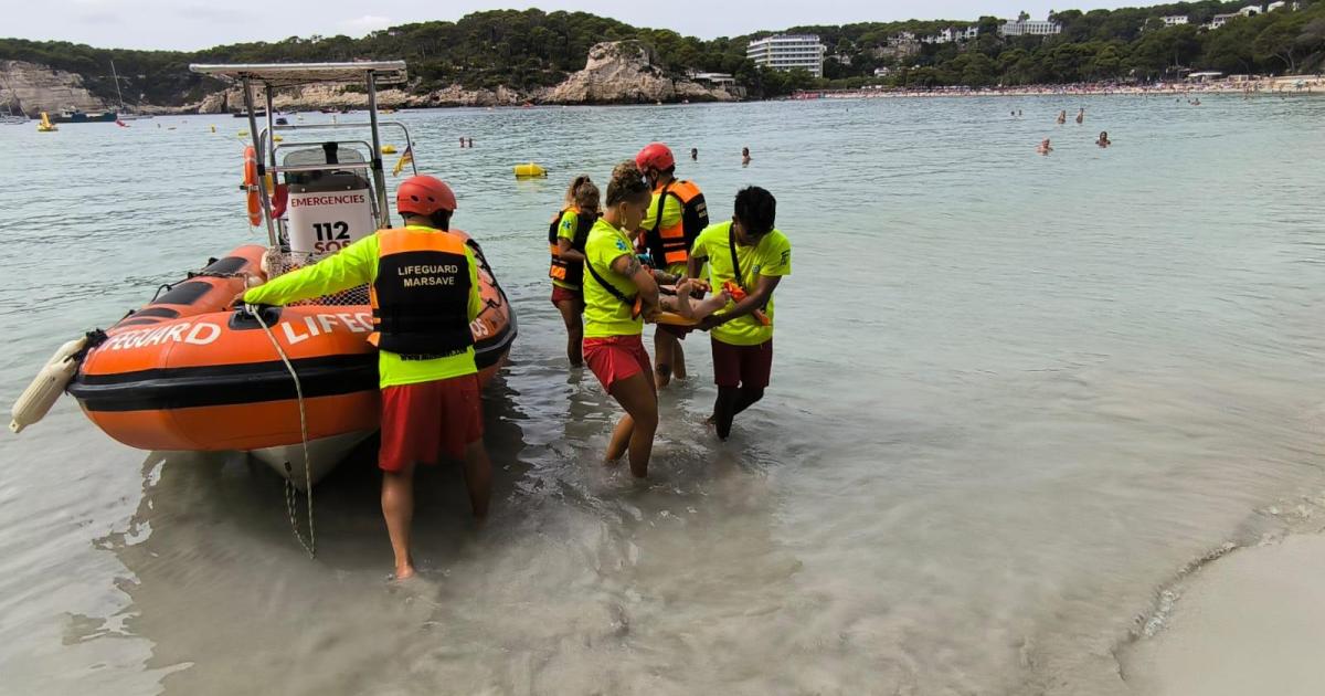 Evacuada al hospital una mujer que saltó desde seis metros en las rocas de Cala Mitjana