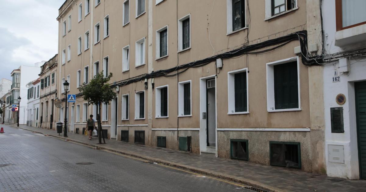 Un incendio obliga a evacuar un bloque de pisos en el centro de Maó