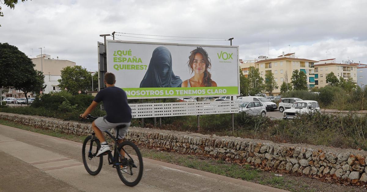 Vox trae a Menorca su campaña antiinmigración y Ara Maó exige la retirada de la valla