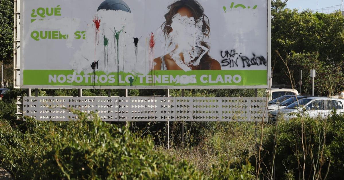 Cubren de pintura con los colores de Palestina la pancarta de Vox en Maó contra la inmigración