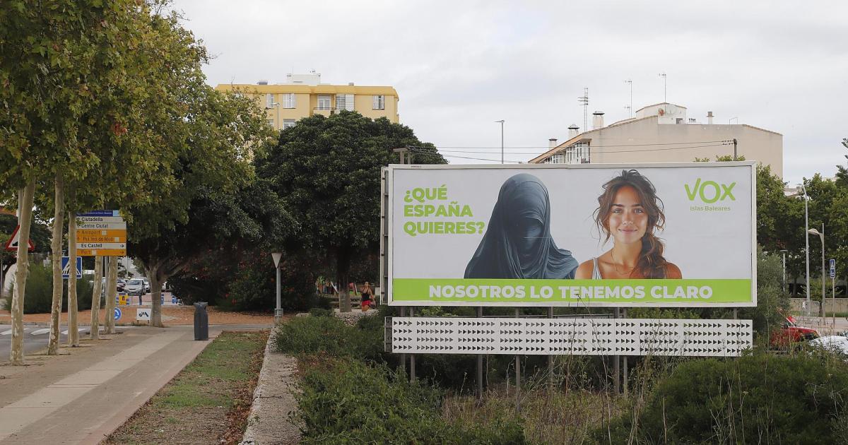 Podemos acusa a Vox de delito de odio y lleva la valla ante la Fiscalía: «No lo vamos a tolerar»