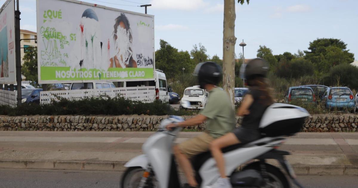 Llevan a Vox ante la Fiscalía por la valla contra los migrantes situada junto a un colegio de Maó