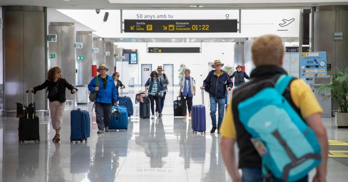 La irrupción del turismo portugués, la gran novedad del verano en Menorca: ya supera al alemán