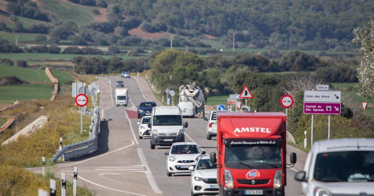 Crece la presión sobre la carretera general de Menorca con 24.000 vehículos al día en el último año sin restricciones