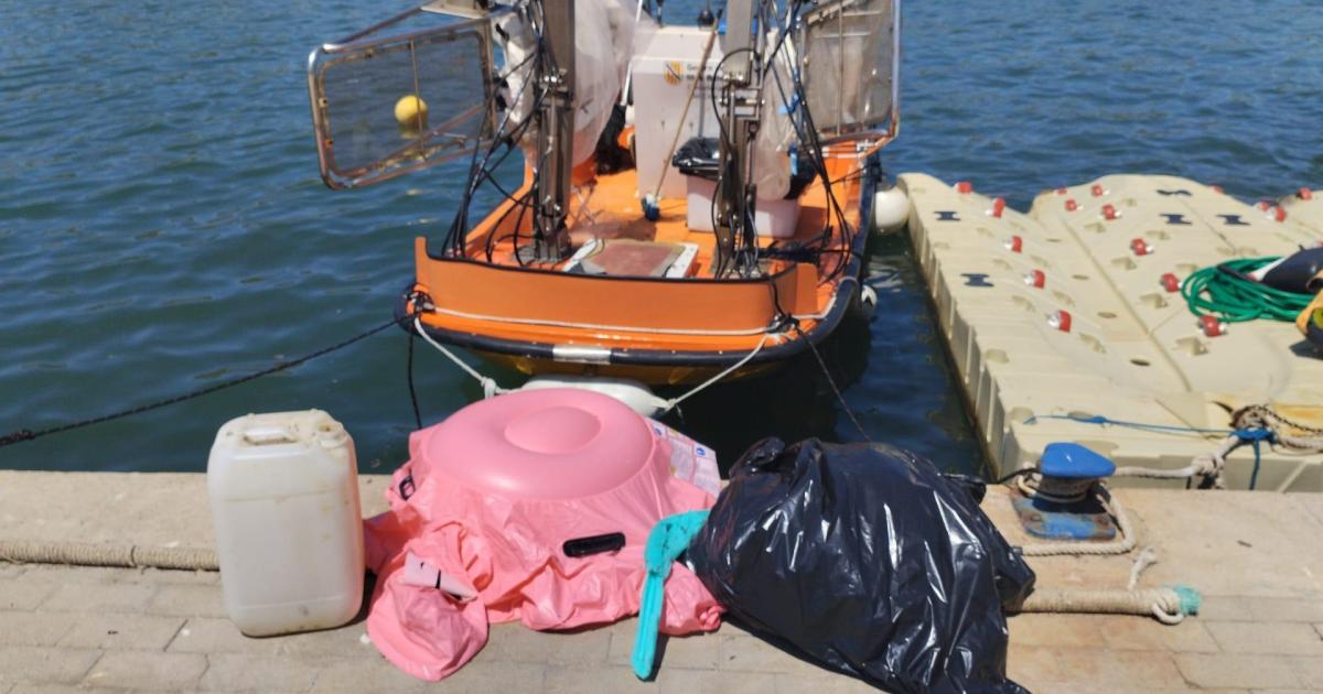 Las barcas retiran casi una tonelada menos de residuos en el litoral de Menorca