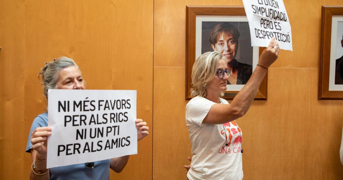 Aplausos, abucheos y pancartas en un pleno multitudinario: gritos de 'fuera, fuera' a Maite de Medrano