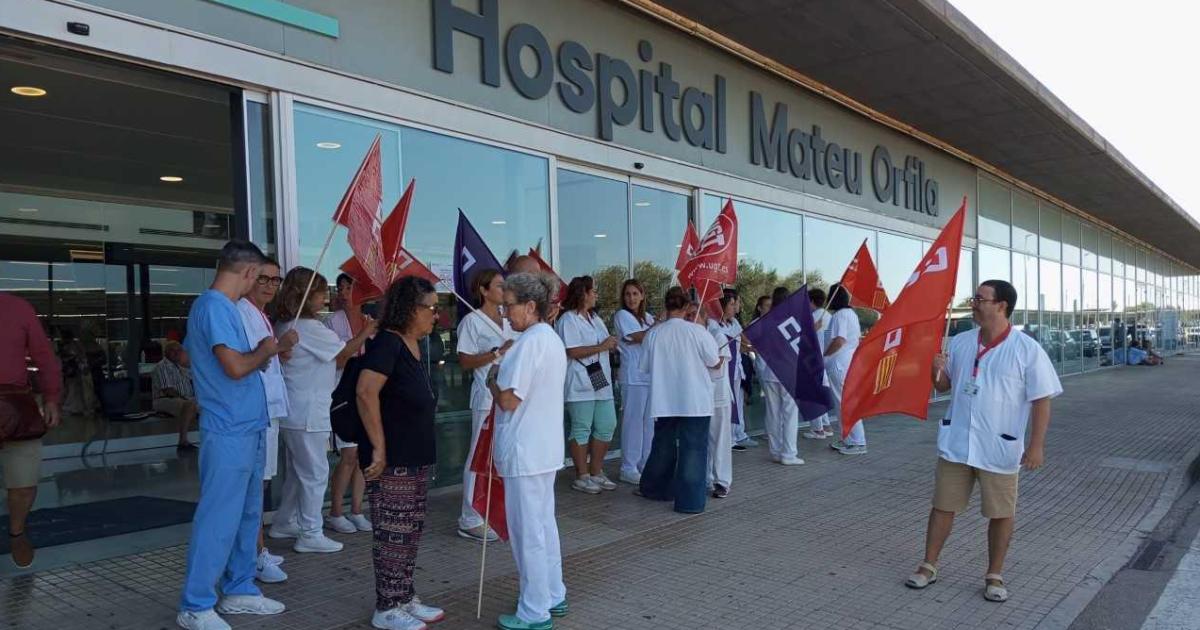 Sanitarios protestan contra el Estatuto Marco a las puertas del 'Mateu Orfila'