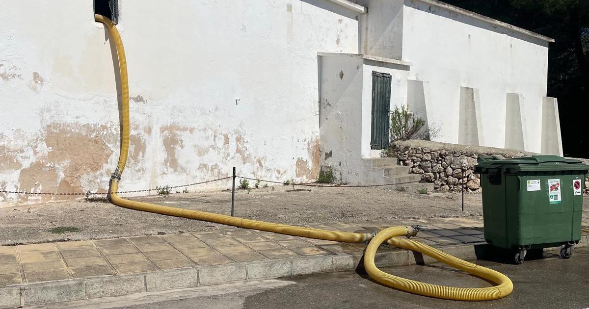 La avería de un pozo deja sin agua a Serpentona desde el domingo: «Los turistas no pueden ducharse»