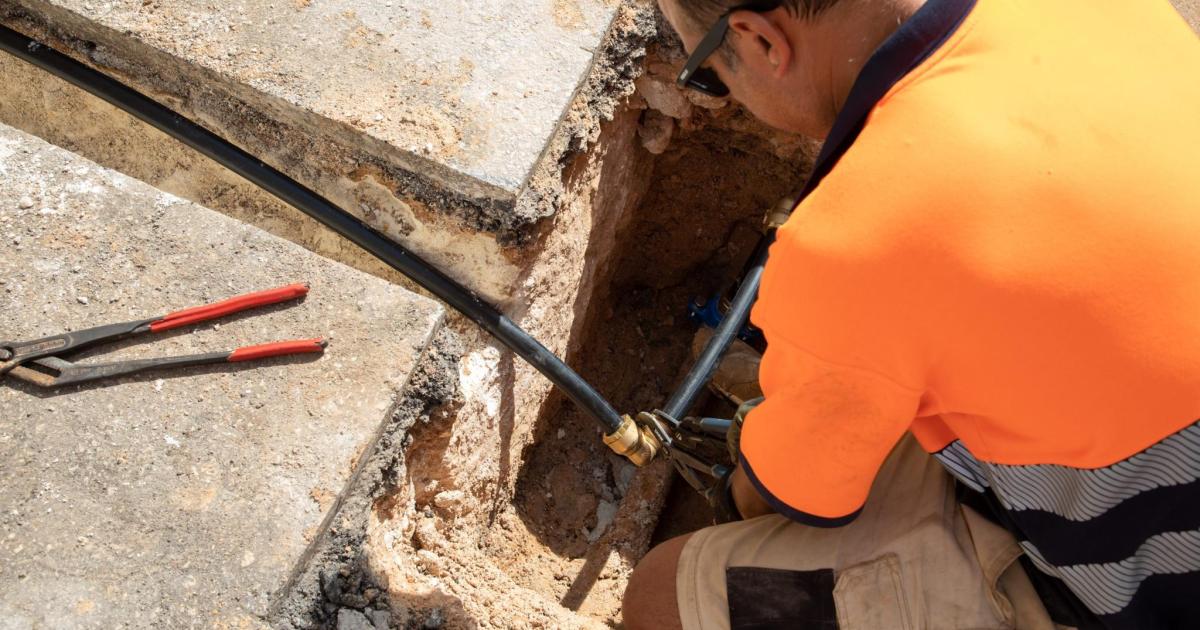 Quejas por la reducción de la presión del agua en Ciutadella: «¿Para qué pago si no me puedo ni duchar?»