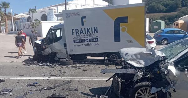 Dos heridos en un accidente entre un camión y un coche en Sa Penya de S’Indio