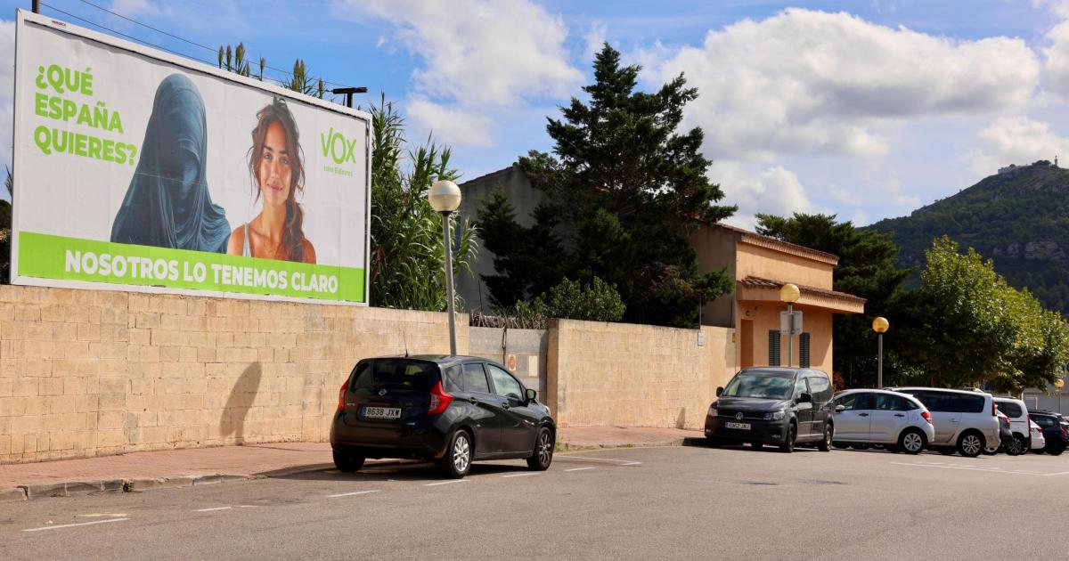 Vox lleva a Es Mercadal su valla antiinmigración y los vecinos le acusan de un delito de odio