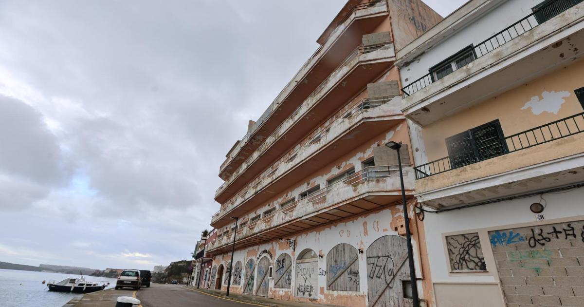 El Hostal Miramar afronta su reforma y acaba con 25 años de abandono en El Fonduco