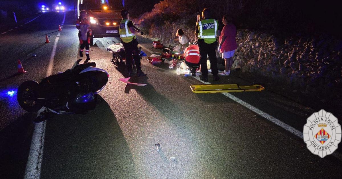 Un motorista, herido grave tras chocar contra una 'paret seca' en la carretera de Cala en Bosc