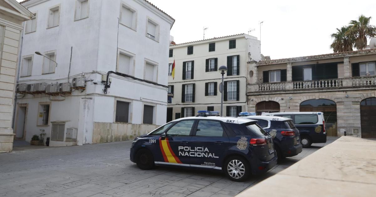 Rompe una botella de cristal en la cabeza de otro tras una discusión en un bar de Maó