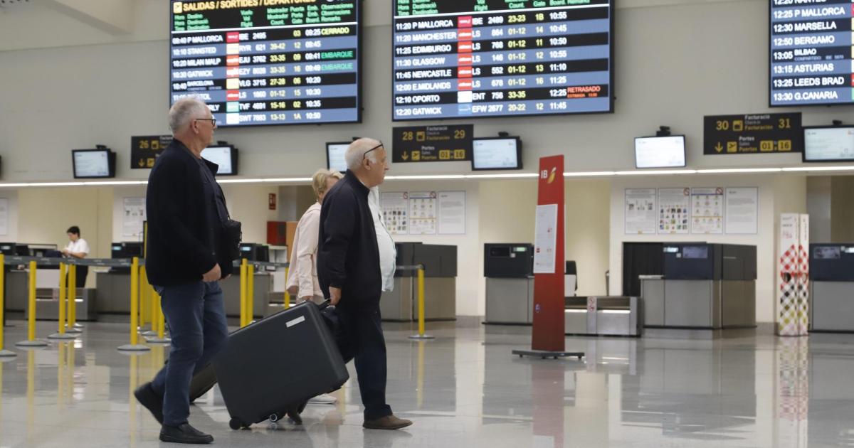 Jornada negra en el aeropuerto de Menorca: 6 vuelos cancelados y 11 con retrasos de hasta 12 horas
