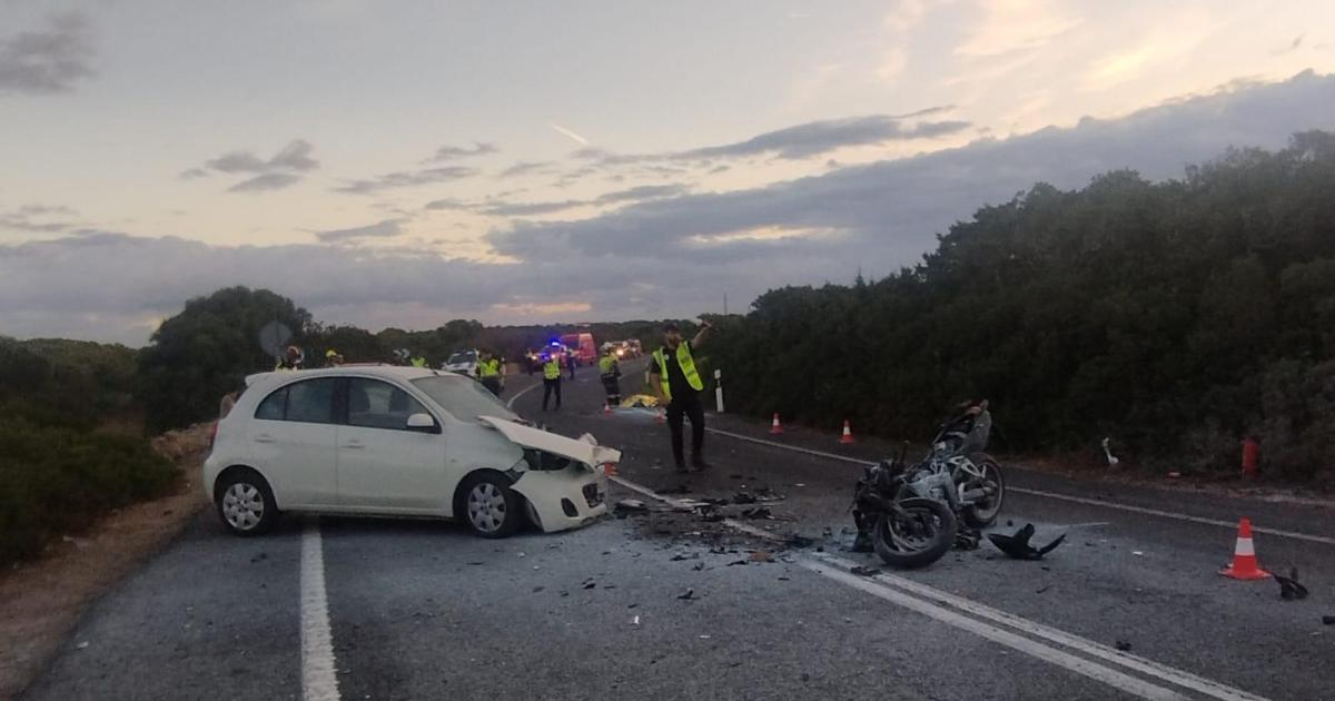 Fallece un motorista tras chocar contra un coche en la carretera de Cala en Bosc