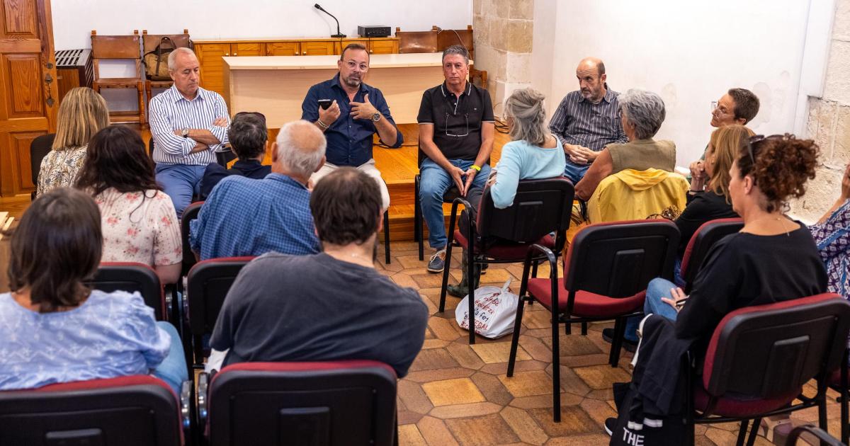 Tensión y ninguna solución en la reunión del alcalde con los vecinos de los pisos de Alaior