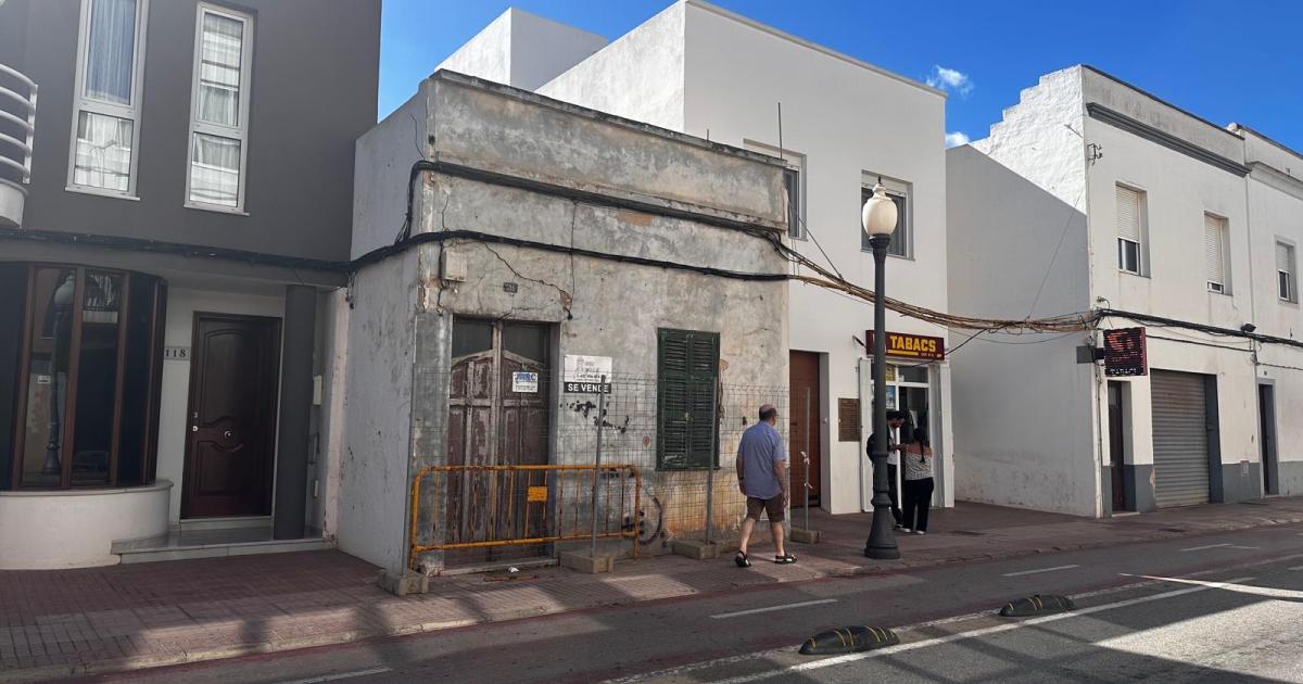 Preocupación vecinal por el riesgo de derrumbe de una vivienda en Ciutadella
