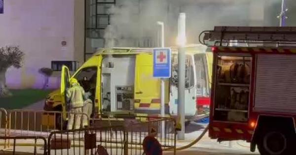 Una ambulancia sufre un conato de incendio en Es Mercadal y queda inutilizada