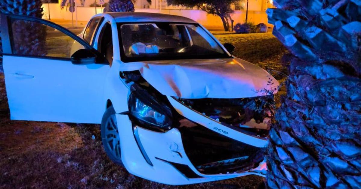 Una mujer que triplicaba la tasa de alcohol se estrella contra una palmera