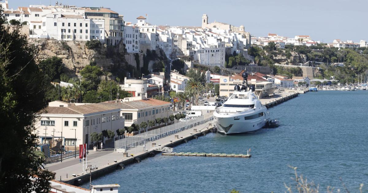 Cruceristas con mascarillas: un intenso hedor impregna el puerto de Maó varias horas