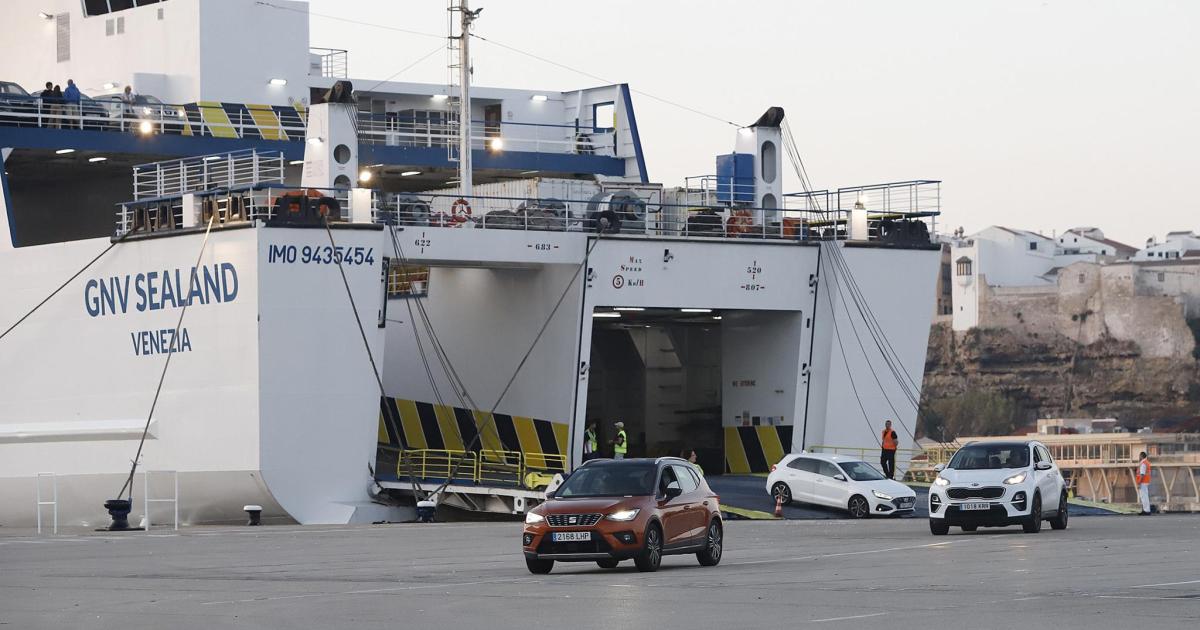 Las navieras avanzan la venta de billetes a Menorca de 2026 para esquivar el futuro límite de coches