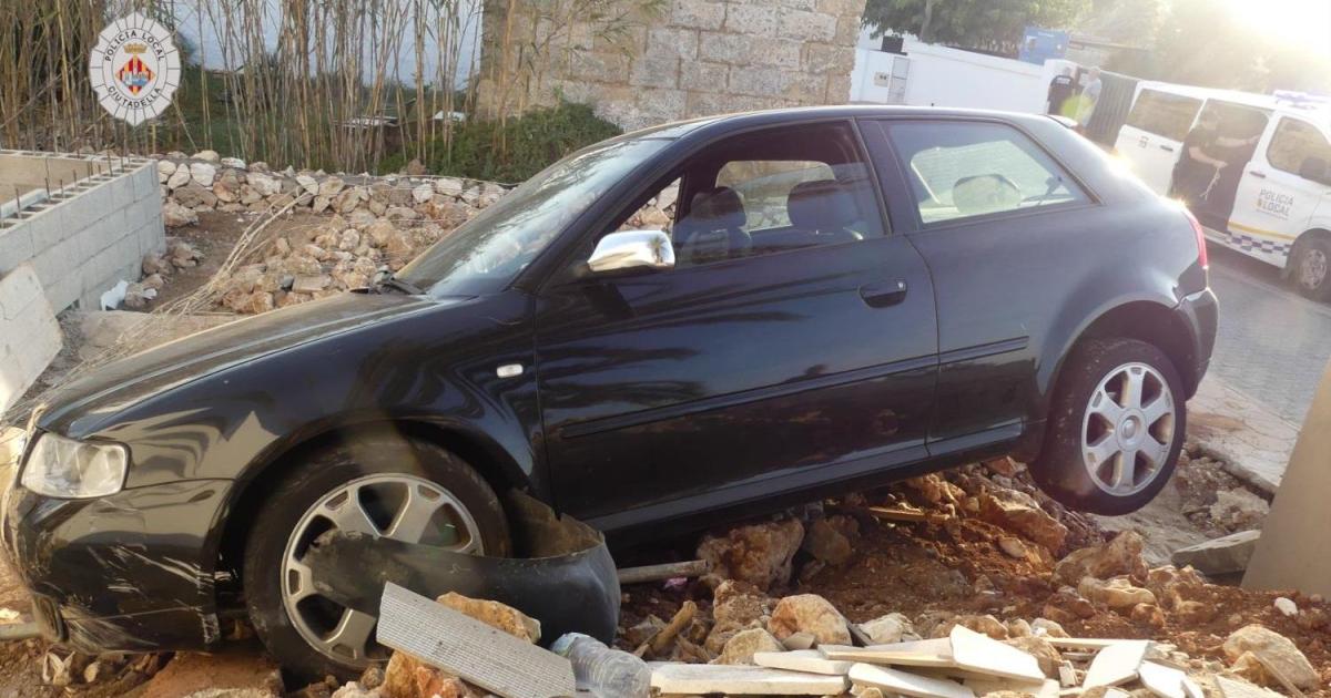Un conductor que cuadruplicaba la tasa de alcohol se empotra contra un muro en Ciutadella