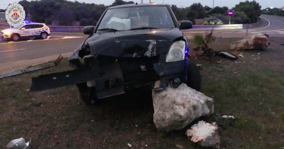 Una conductora acaba con su coche en una rotonda de Ciutadella por exceso de alcohol