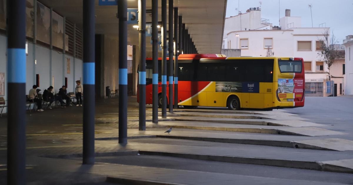 El Consell revela el abandono de dos menores migrantes por sus padres en la estación de autobuses