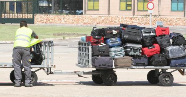 Trabajadores del aeropuerto de Menorca piden adelantar la jubilación del 'handling'