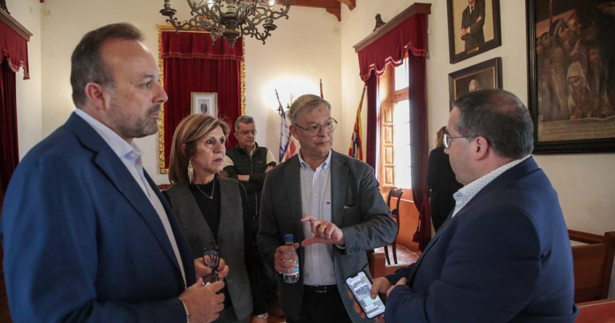 Los que valoran la buena gestión de los ayuntamientos de Menorca ganan a los más críticos