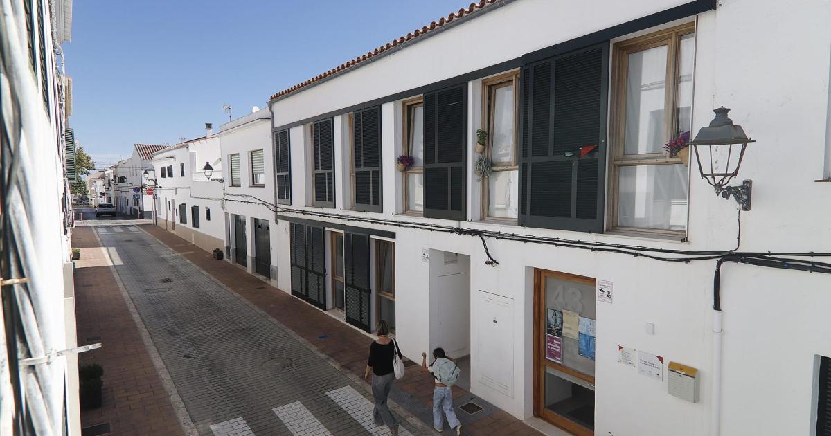 Inquilinos del Ibavi en Sant Lluís denuncian deficiencias como la falta de agua caliente y goteras