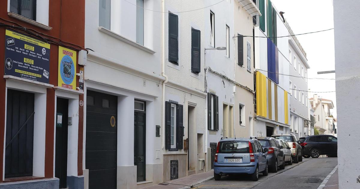 Tres años de filtraciones y humedad en la calle Comerç: «Estoy todo el día dándole Aerius y Ventolín a mi hijo»