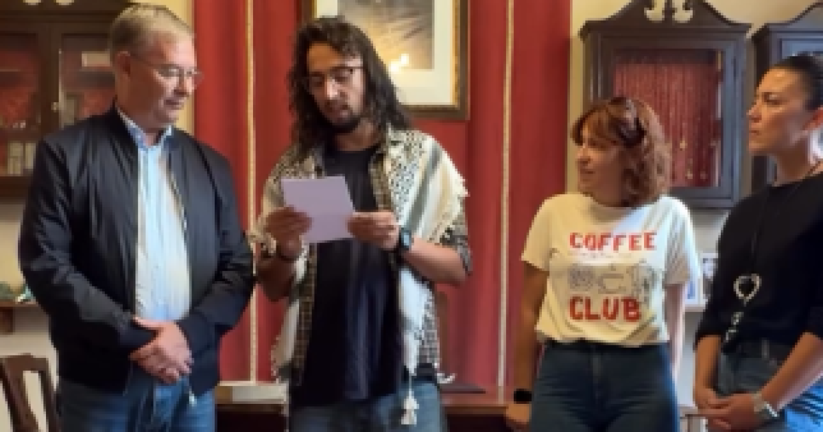 El Ayuntamiento de Ciutadella recibe a Lluís de Moner, el activista menorquín de la Flotilla