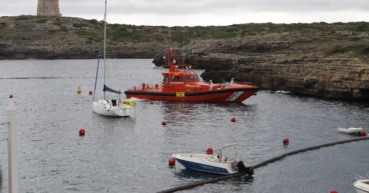 Cierran la playa de Alcafar por el vertido de combustible tras hundirse una barca