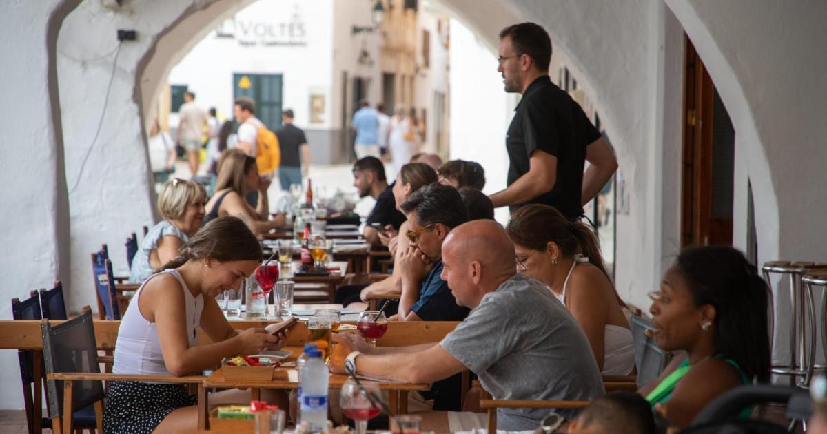 La restauración de Menorca recorta empleos tras el 'pinchazo' estival en la facturación