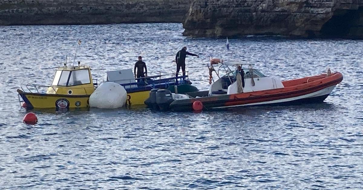 Reflotan la barcaza hundida en Alcalfar y la playa queda abierta a los bañistas