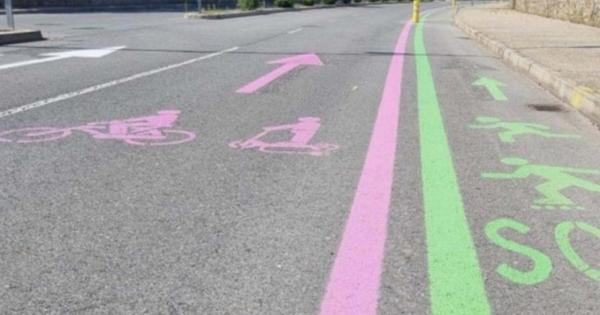 Llegan las nuevas líneas verdes y rosas a las carreteras españolas: la DGT explica su significado