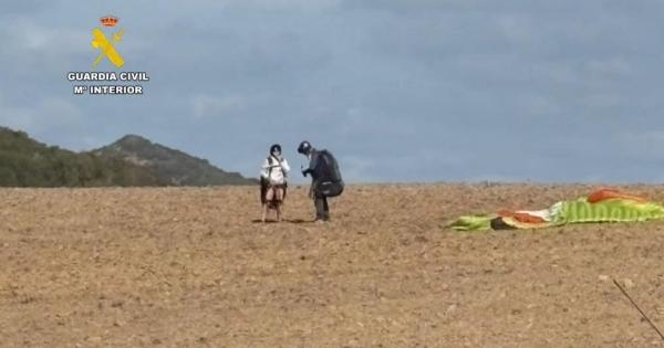 Sancionan a un parapentista por volar sobre zonas protegidas en Menorca: puede pagar hasta 6.000 euros