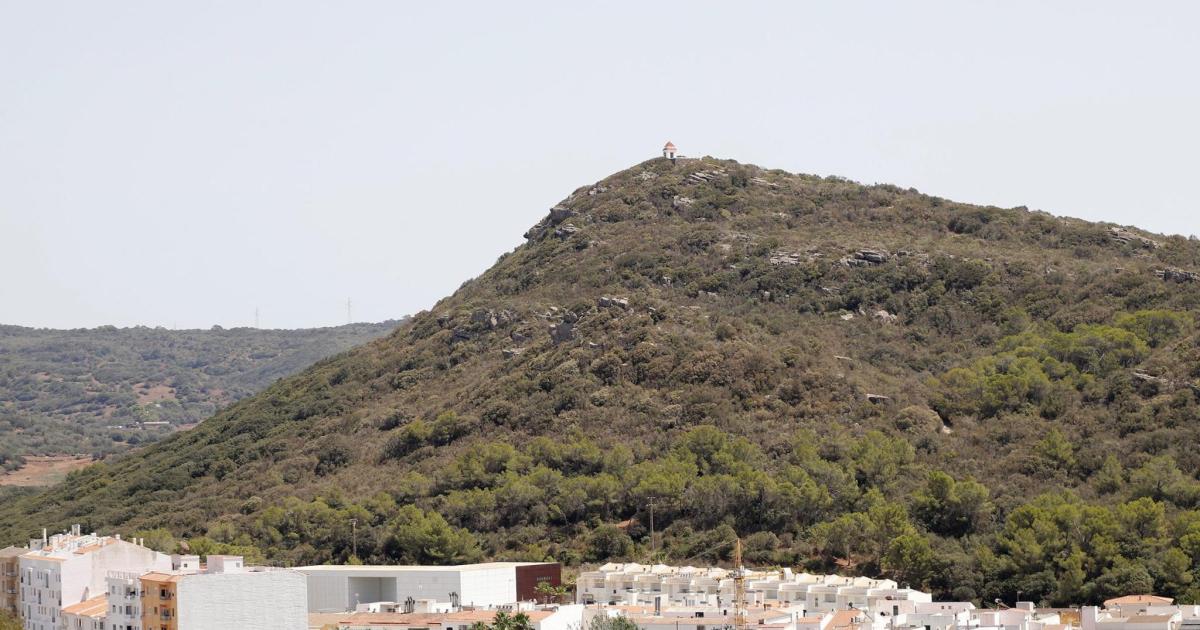 Ferreries formaliza la compra de la última parcela de la montaña de la Ermita de Son Granot