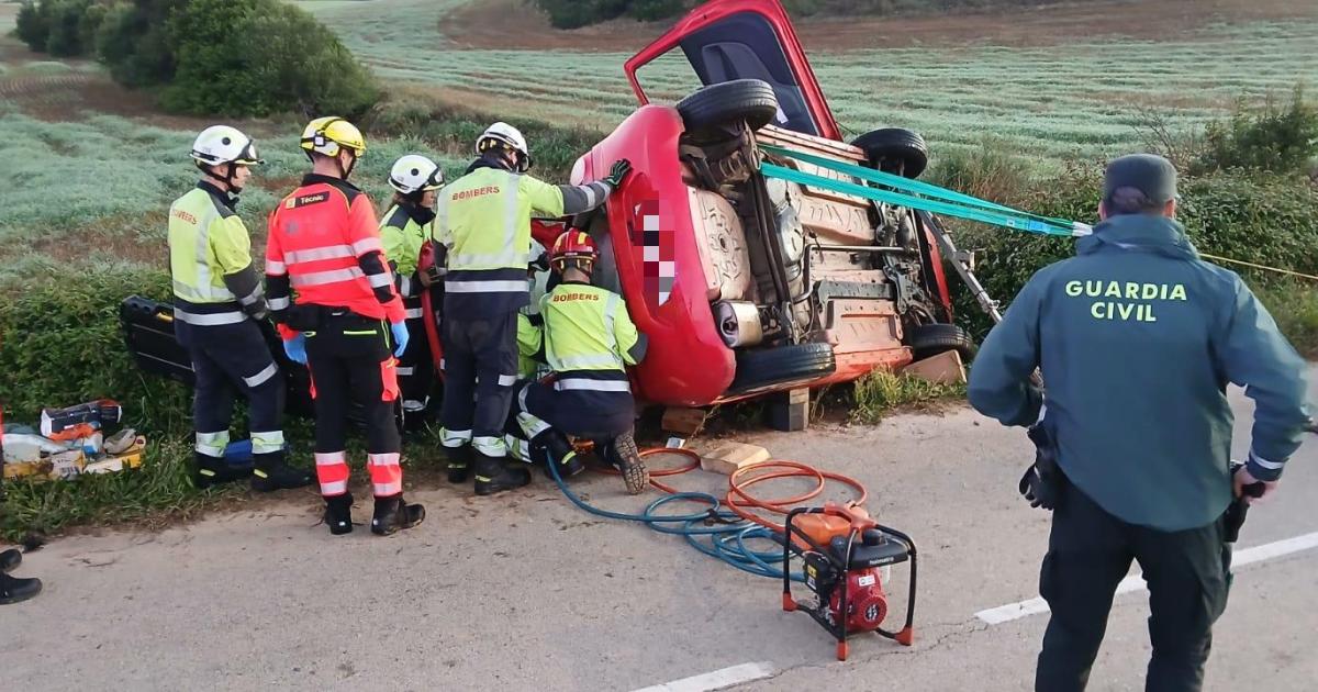 Herido grave un hombre tras volcar su coche en la carretera de Binibèquer