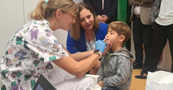 Manuela García visita una escuela en Menorca en el marco de la campaña de vacunación infantil