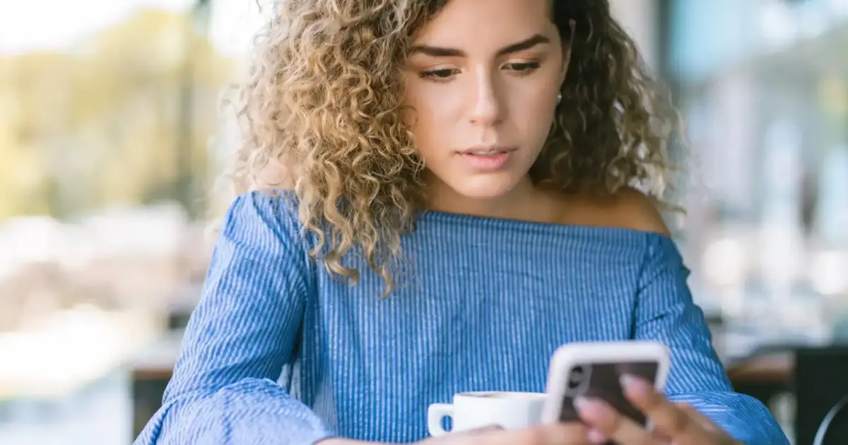 La psicología dice que las personas que responden muy rápido a WhatsApp no son más dependientes, sino que se comunican diferente