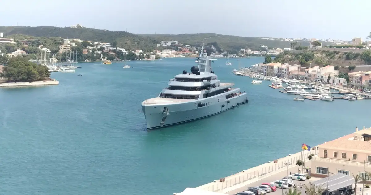 El megayate de 450 millones del cofundador de Google que deslumbra en el puerto de Maó